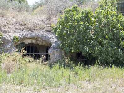 E proprio davanti all�accampamento scoviamo l�entrata di quella che rappresenta uno delle pi� preziose chiese rupestri della citt�: Santa Candida